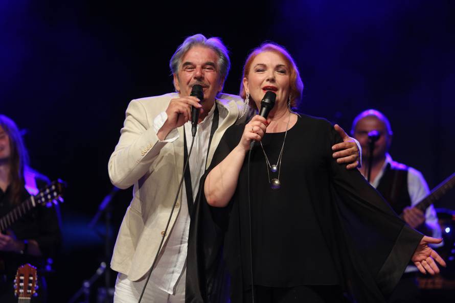 Radolfija raznježila unuka Ema (6): Donijela mu buket na binu