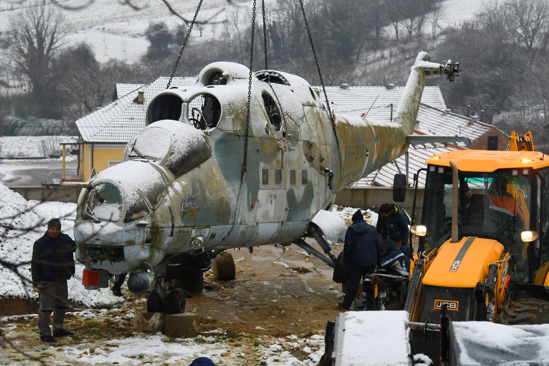 Bjelovar: Zrakoplov MiG 21 BIS i helikopter Mil Mi-24 dopremljeni u Kapelu gdje će biti turistička atrakcija