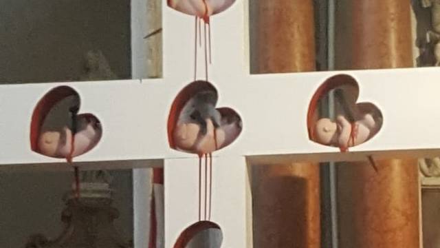 Crkva u Vodicama postavila je križ s 'fetusima' koji krvare