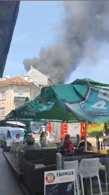 VIDEO Požar u Zagrebu: ZET-ov bus kod bolnice u Vinogradskoj guta plamen, oštećena dva auta