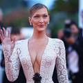 FOTO Bella Hadid zablistala na crvenom tepihu s dekolteom do pupka, svi pri&ccaron;aju o ovoj haljini