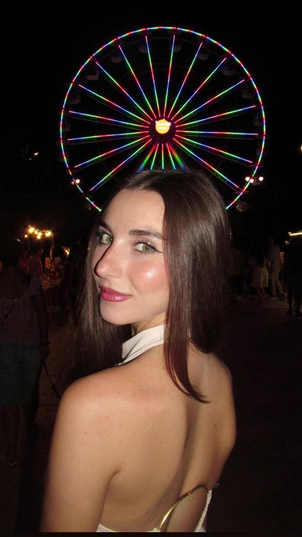 FOTO Zbog nje bi svi u zaleđe. Tange i zastavica su joj rekviziti