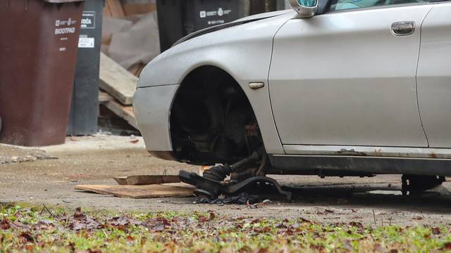 Zagreb: Mehaničar poginuo nakon što je na njega s dizalice pao automobil