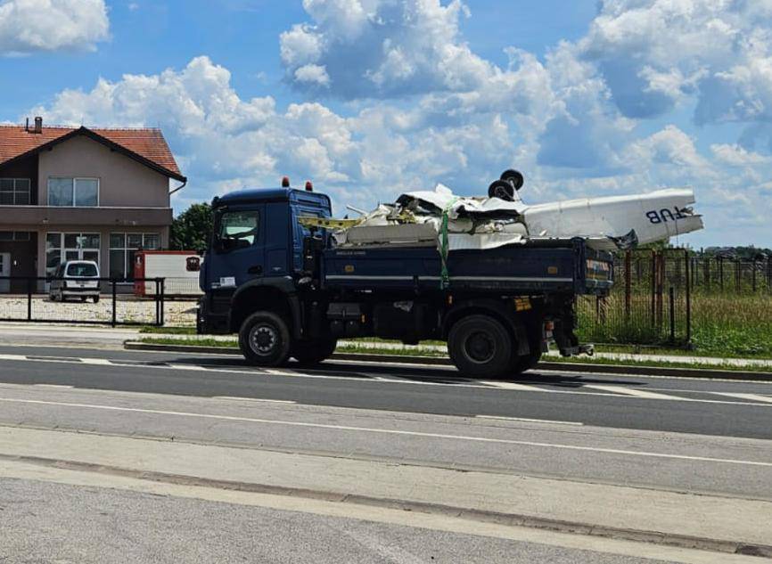 Ekskluzivno! Kamioni u pratnji policije prevoze olupinu aviona koji se srušio kod Zagreba!