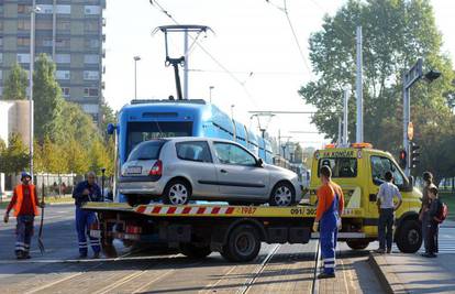 Zagreb: Sudarili se tramvaj i auto, vozačica (58) ozlijeđena