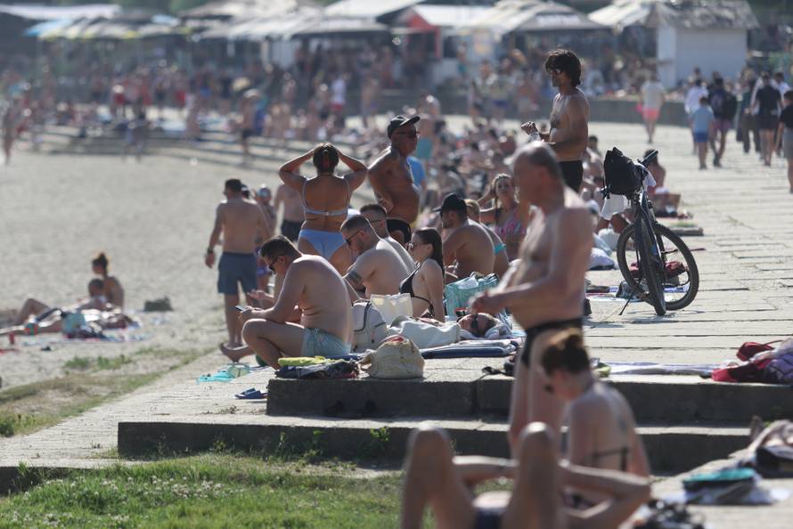 Osijek: Velika temperature je natjerala građane da potraže rashlađenje na Dravi