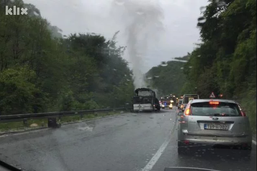 Buktinja kod Konjica: Potpuno je izgorio autobus iz Vukovara