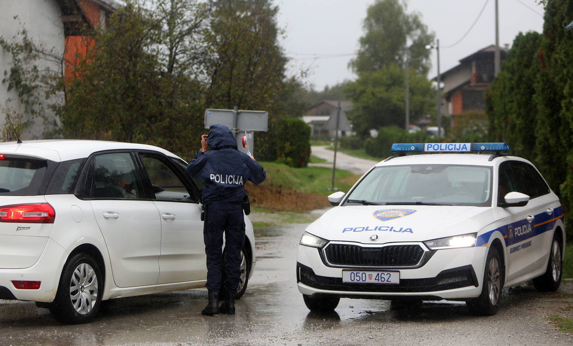 Policijski očevid nakon ubojstva u karlovačkom predgrađu Lemić Brdu 