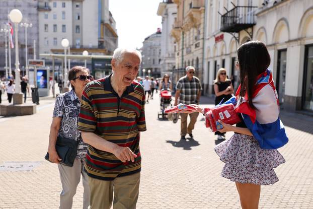 Zagreb: HDZ na Trgu organizirao dijeljenje hrvatskih zastava građanima