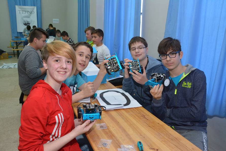 Volimo sastavljati  male robote, tako se učimo programirati
