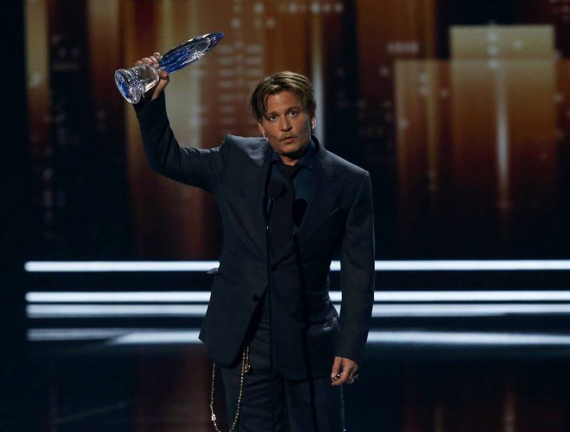 Johnny Depp accepts the award for Favorite Movie Icon at the People's Choice Awards 2017 in Los Angeles