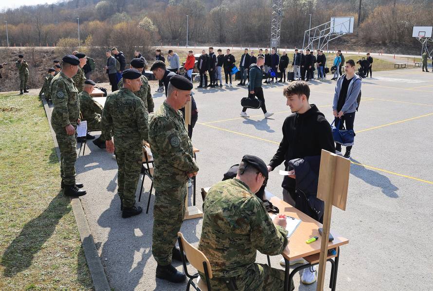 Ministar Anušić i general Kundid na prvom danu TVO-a na Slunju