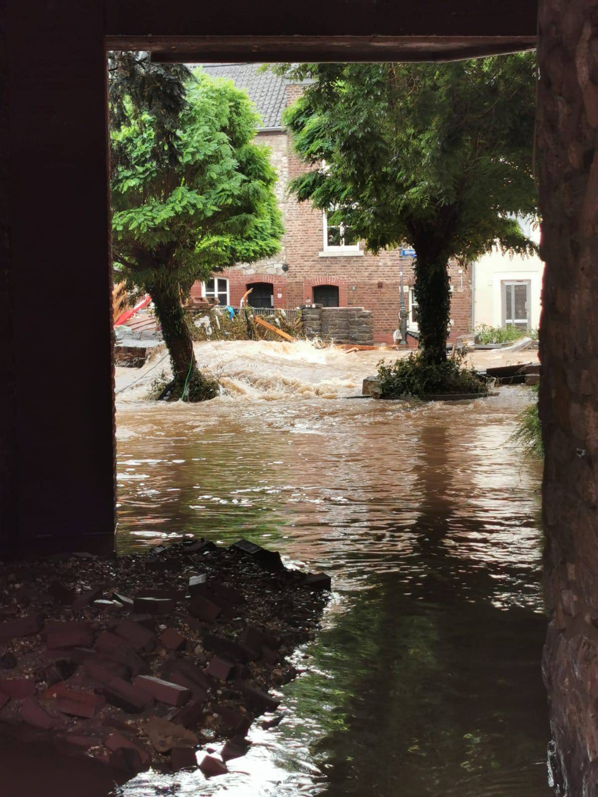 Kaotično stanje u Njemačkoj i Belgiji: Najmanje 42 mrtvih, na desetke nestalih u  poplavama