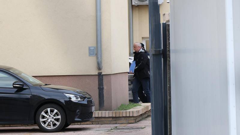 FOTO Pogledajte kako Grgića, gradonačelnika Nove Gradiške, privode u prostorije USKOK-a
