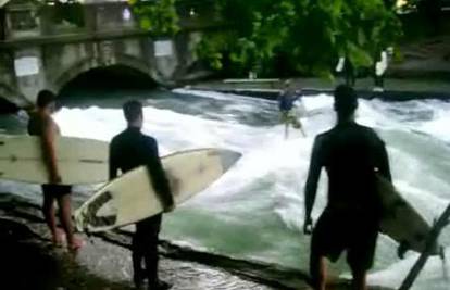 Njemci uživaju u novom sportu - surfanju na rijeci