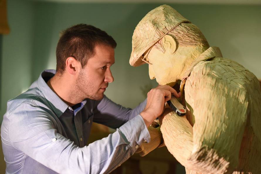 Izrađuje skulpture od šibica