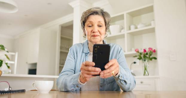 Žene iznad 50 misle da ih ove stvari pomlađuju, ali zapravo zbog njih izgledaju starije
