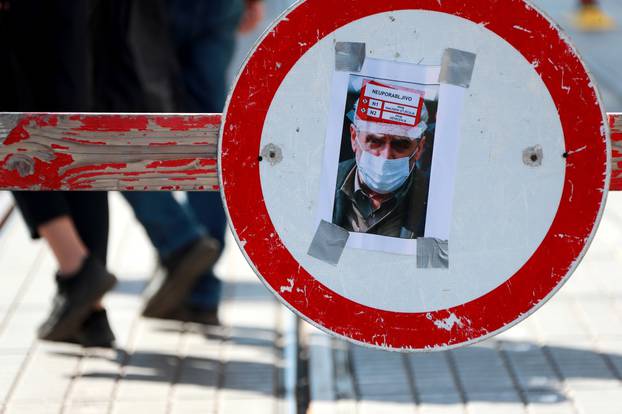 Na znaku zabrane prometa osvanu papir sa slikom Milana Bandića i naljepnicom "neupotrebljivo"