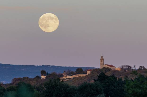 Pun mjesec iznad Motovuna