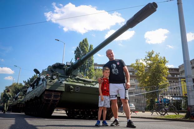 Zagreb: Građani se okupljaju duž trase vojnog mimohoda