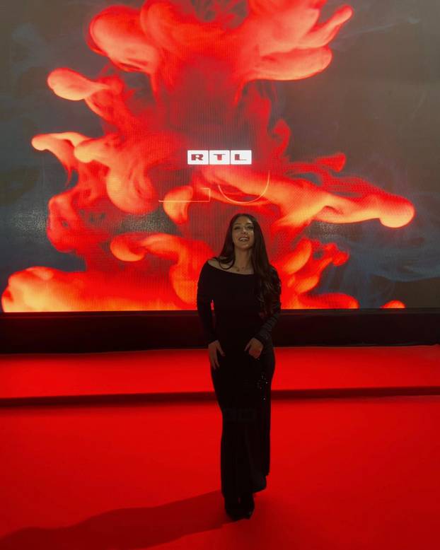 FOTO Hrvatica 'privodi' zvijezde FNC-a pred kameru, odjenula i dres Partizana: 'Neki će hejtati'