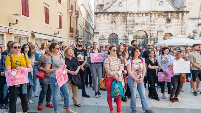 Zadar: Na Narodnom trgu održan je prosvjed pod nazivom "Dosta!" 