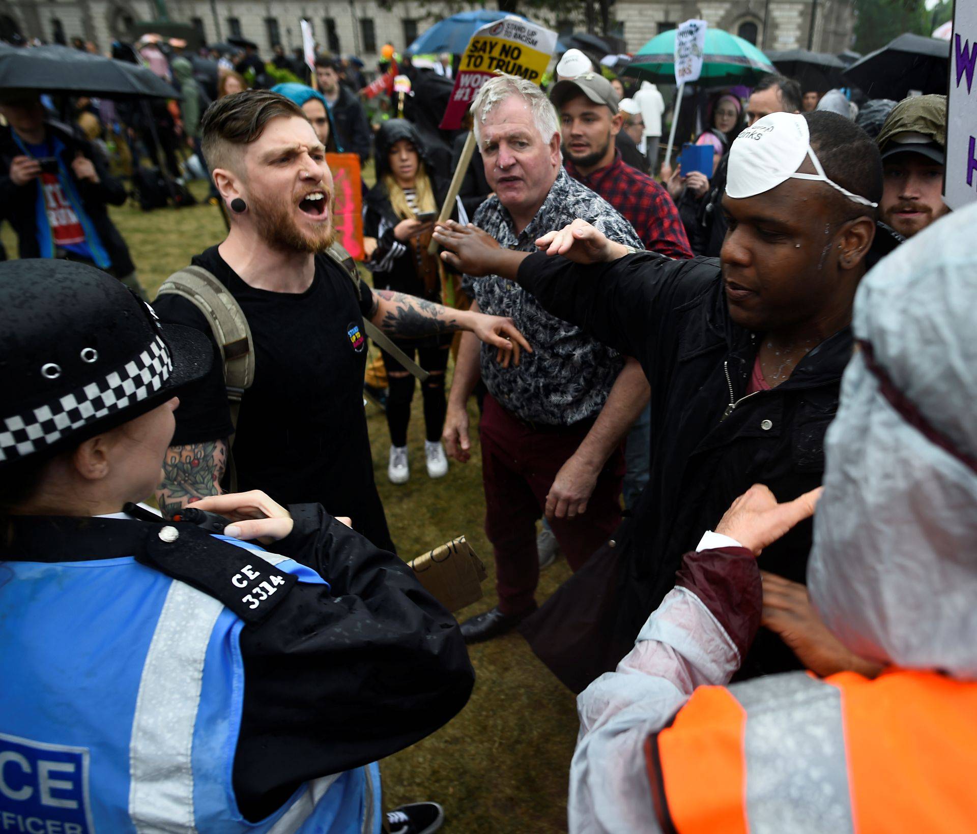 Video: Bijesna rulja u Londonu prebila je Trumpove poklonike