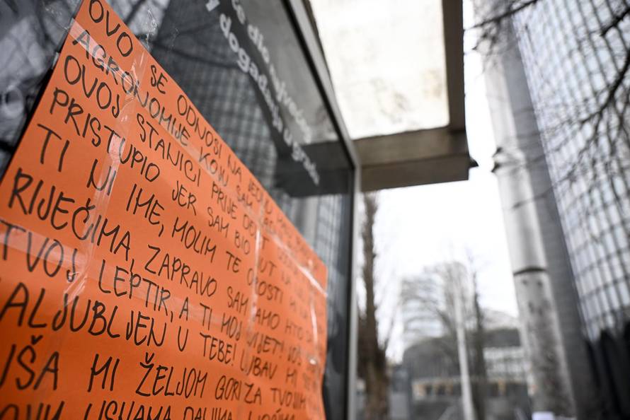 Zagreb: Ljubavna poruka na tramvajskoj stanici