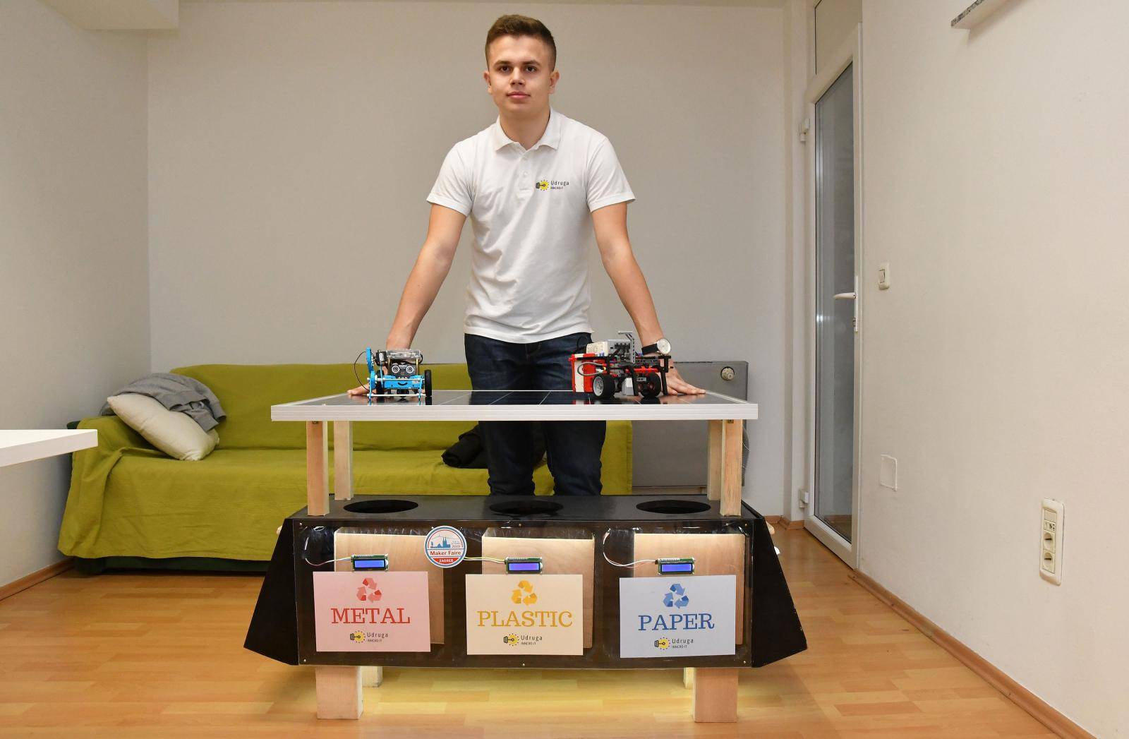 Slavonski Brod -  Šesnaestogodišnji genijalac Roko Lukenda iz Slavonskog Broda uspješan je informatičar i robotičar.