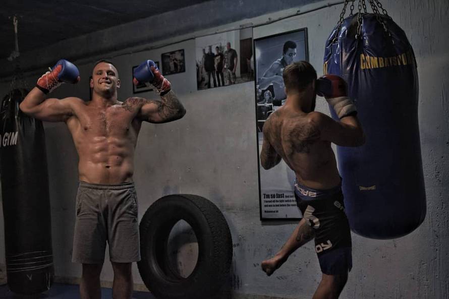 Kickboksač pokazao atraktivnu curu: 'Zaručili smo se, kuha mi'