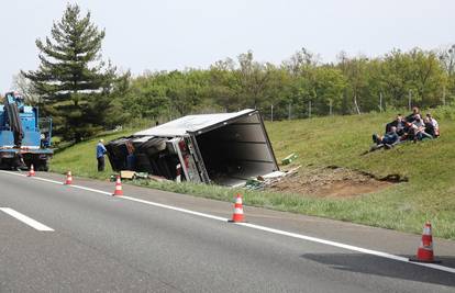 KAOS NA A1 Prevrnuti kamion, lančani sudar, auto u kvaru u tunelu... Kolona 6 kilometara!