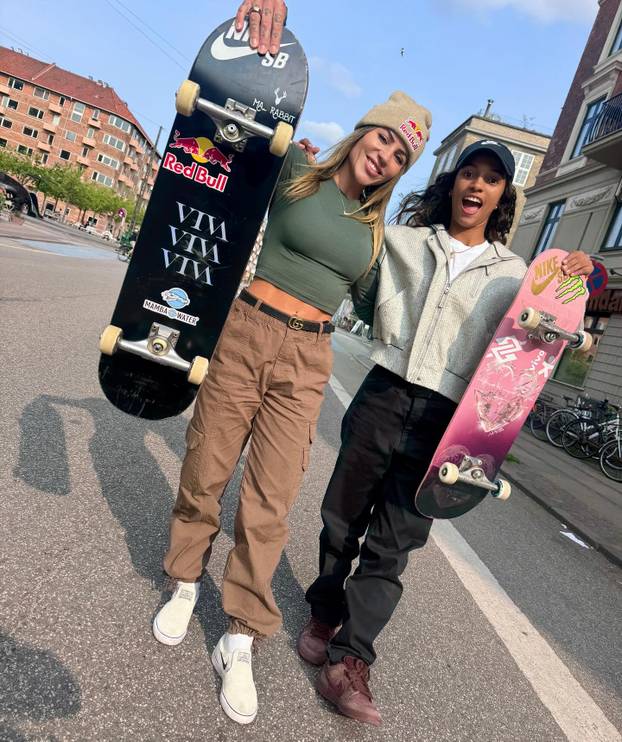 Fatalna Brazilka besplatno časti fanove intimnim fotografijama