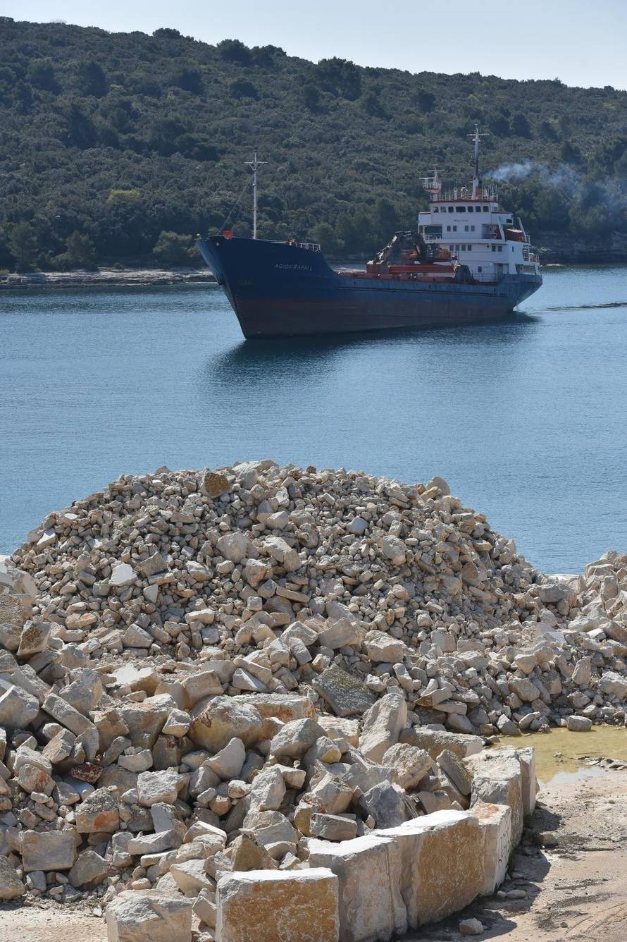 Å tinjan: Teretni brod Agios Rafail pod grÄkom zastavom udario pramcem u stijene