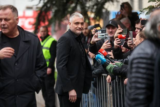 Sarajevo: Dolazak uzvanika na komemoraciju za Halida Bešlića u Narodno pozorište