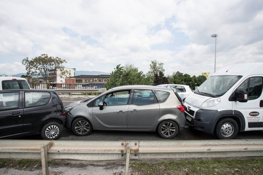 Zagreb: U lanÄanom sudaru na Slavonskoj aveniji sudjelovali autobus, kombi i viÅ¡e osobnih vozila