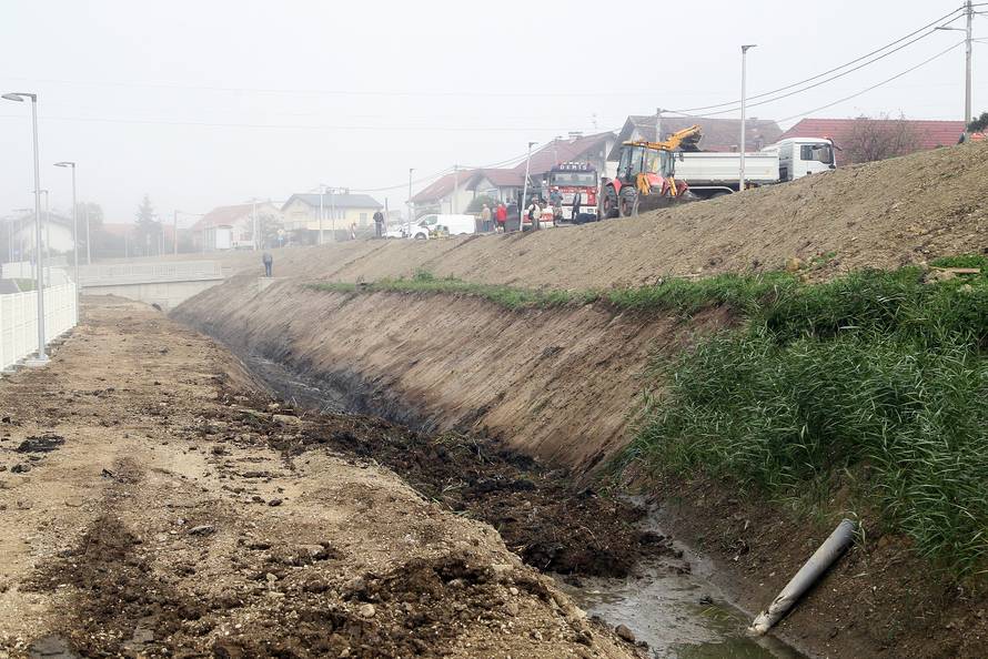 Popucalo parkiralište, klizište prijeti tek otvorenoj školi!