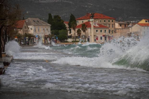 Kaštel Novi: Olujno Jugo podiže valove