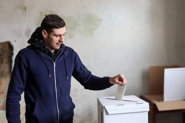 Škola u Željeznom Žumberačkom odavno se ne koristi, ali danas je otvorena zbog izbora