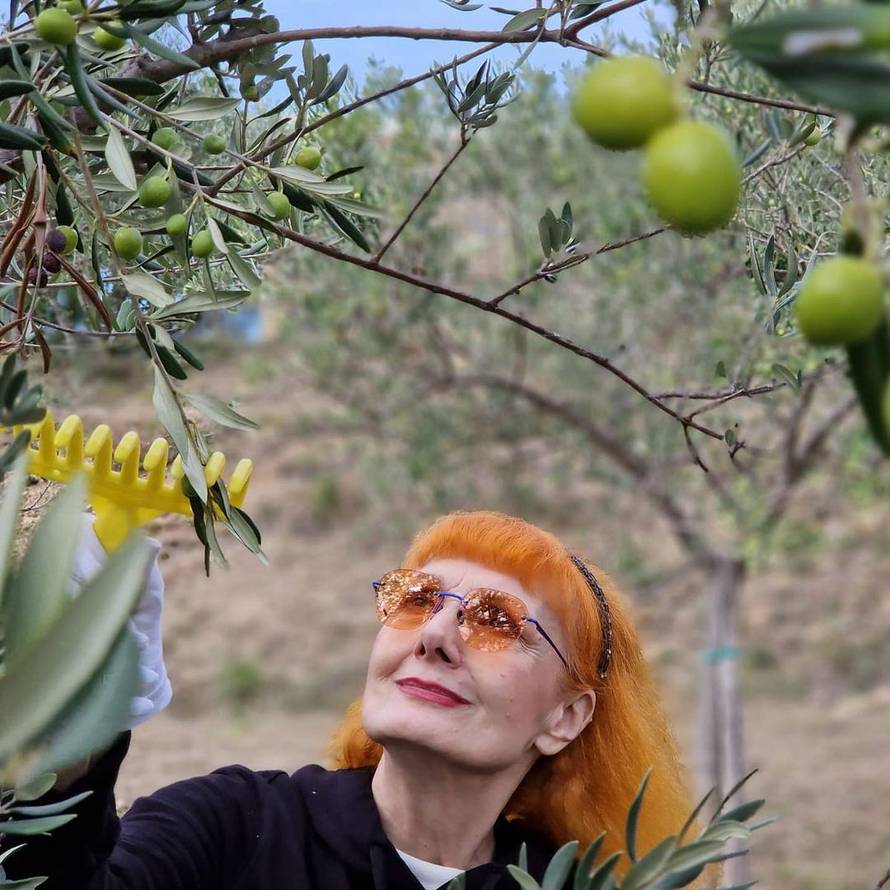 Pogledajte kako se Josipa Lisac snašla u jesenskoj radnoj akciji: 'I ovo radite sa stilom, bravo'