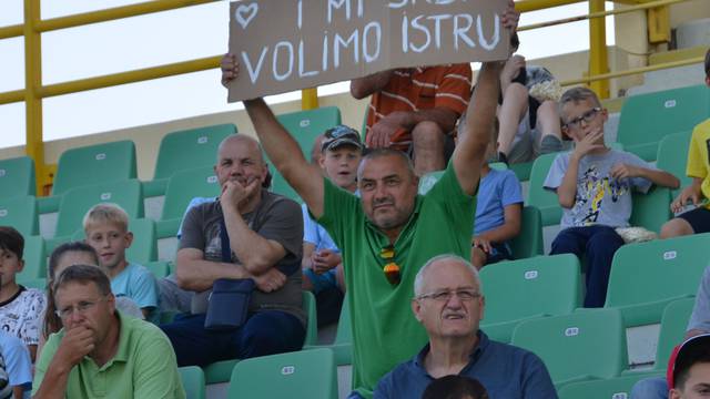 Donio je transparent 'I mi Srbi volimo Istru', publika pljeskala
