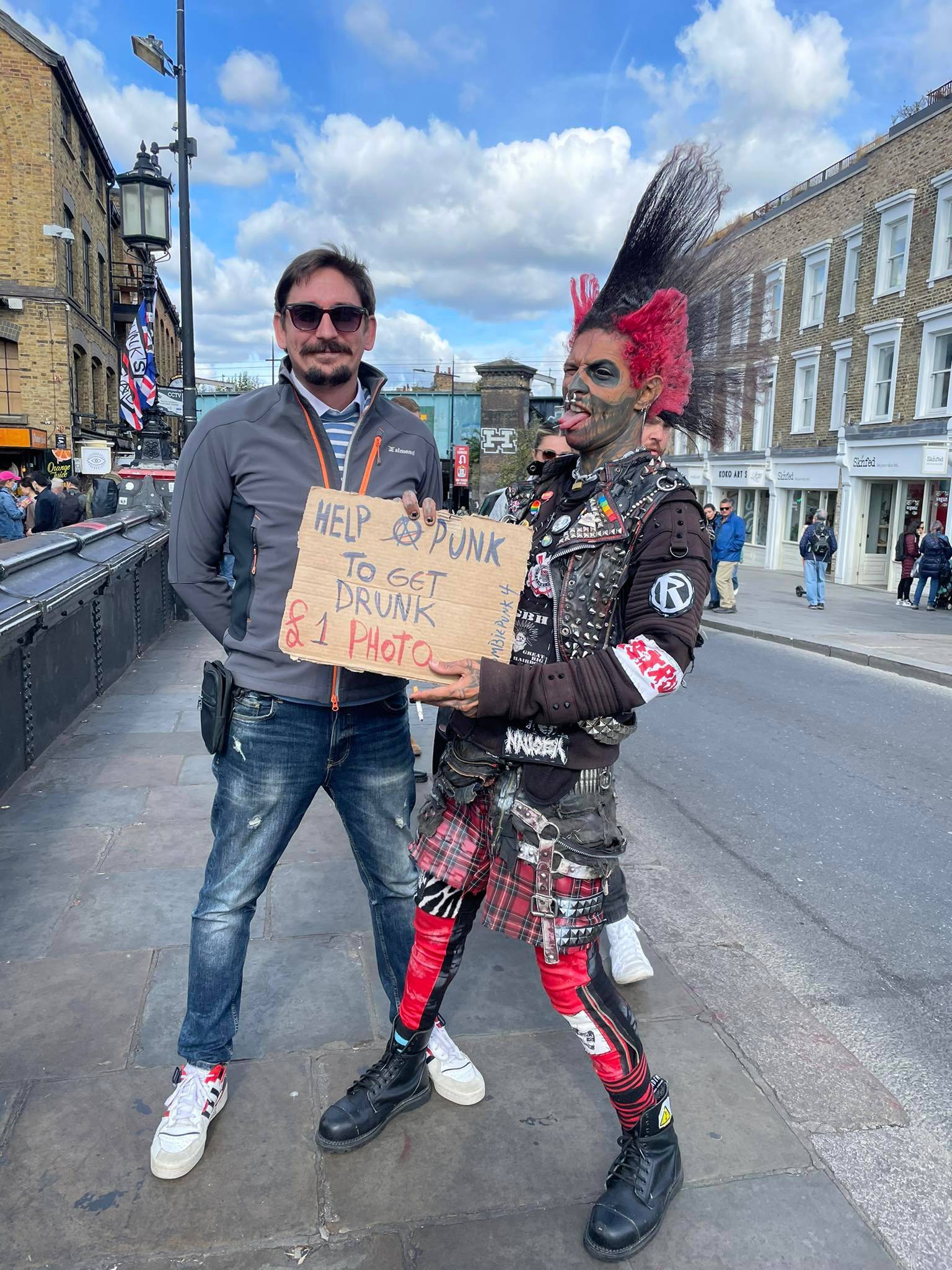 Zombie Punk iz Londona: 'Neke nije briga što je kraljica umrla'