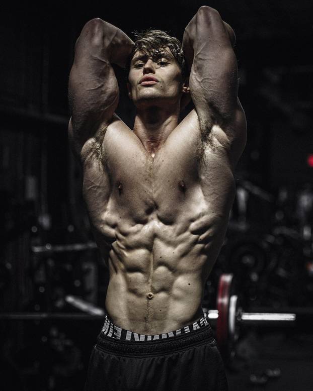 Od mršavog klinca do fitness modela i pozicije  kreativnog direktora Gymsharka