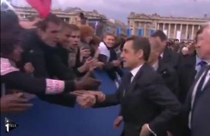 Sarkozy spremio sat u džep pa se tek onda rukovao s ljudima