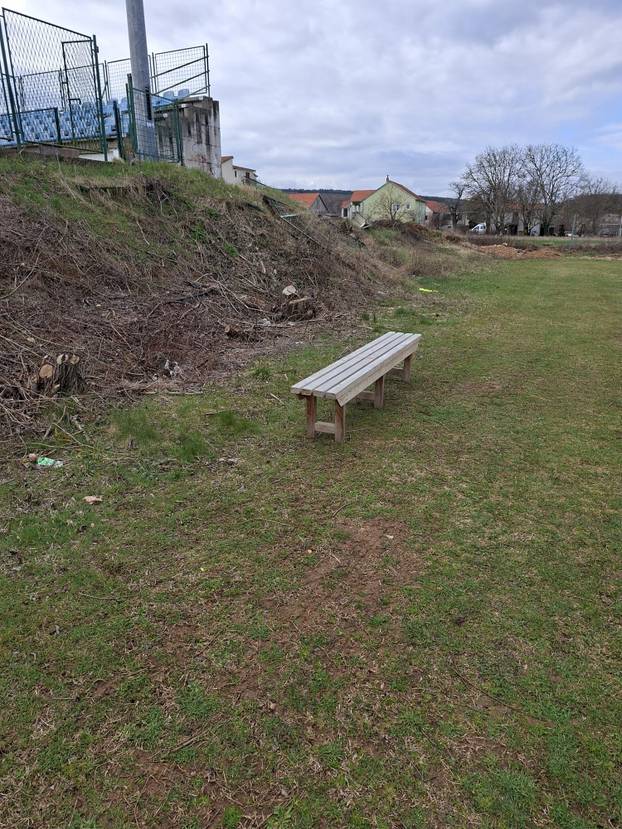 FOTO Sramota u Hrvacama. Ovo je nogometni teren?! Javio se savez, pogledajte što su našli