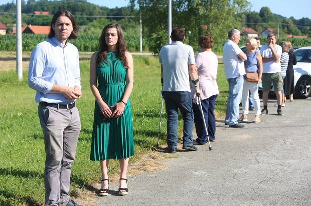 Karlovac: Predsjednik Živog zida  Ivan Vilibor Sinčić glasovao na izborima u pratnji sestre Ines