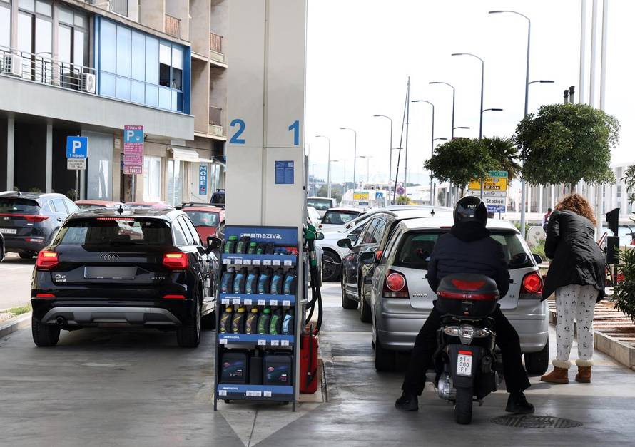 Šibenik: Po?ele su gužve na benzinskim postajama uo?i najavljenog poskupljenja goriva