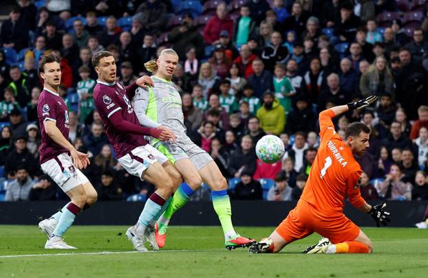 Premier League - Burnley v Manchester City