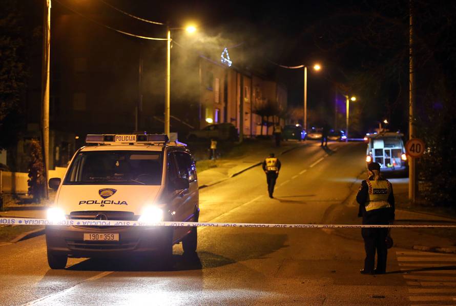 Udarili u drvo i ogradu pa ispali iz auta: Imali su tek 24 godine