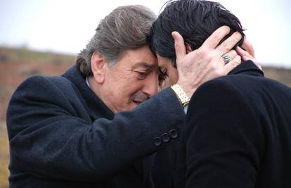 Doktor Serdar odvodi Narin u Istanbul uz pomoć njezina oca