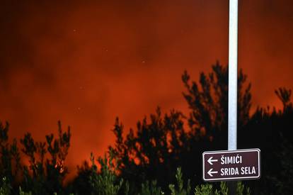 FOTO  Vatrogasci u paklu požara diljem Dalmacije: Herojski gasili cijelu noć, dolazili i iz Zagreba